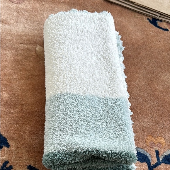 Barefoot Dreams CozyChic Blanket - Picture 4 of 4